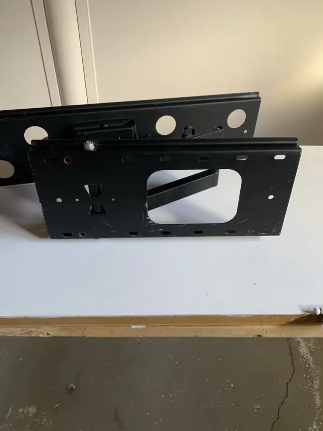 TV Rack Universelle (Négociable) in Other in Trois-Rivières - Image 6