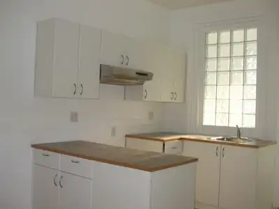 LA VERSION FRANÇAISE SUIT Point St-Charles. Nice ground floor 4 ½ one-bedroom apartment of a duplex,...