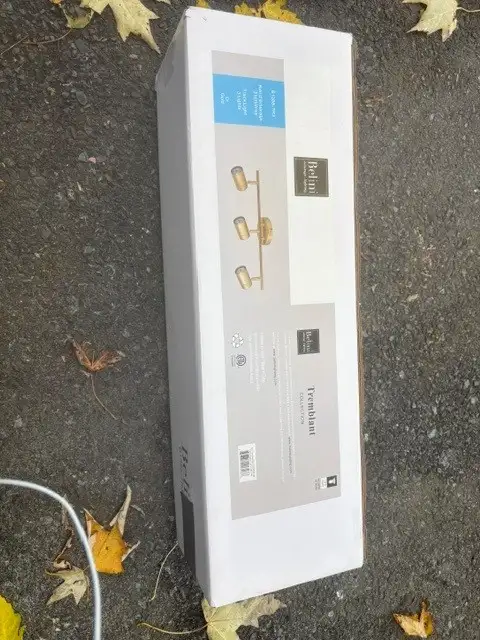 Golden track light 3. 3-light track lighting rail. New