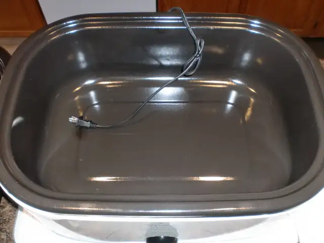 Rival 18-Quart Roaster Oven, White in Microwaves & Cookers in London - Image 6