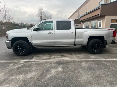 6-1/2' box, crew cab 5.3L V8 4x4 Runs great, no issues Levelling kit Recently done: Transmission rep...