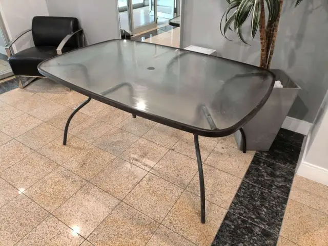  Large Outdoor Patio Table | Tempered Glass Top | 155 × 95 cm in Patio & Garden Furniture in City of Montréal - Image 3