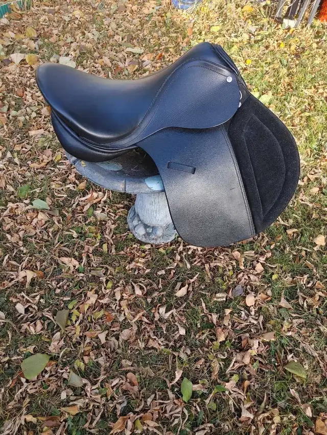 Tudor Cottage 17" English Saddle in Other in Lloydminster - Image 10