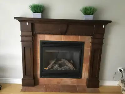Mantel for fireplace made of real wood see dimention in photos asking 400$ Manteaux de foyer fait de...