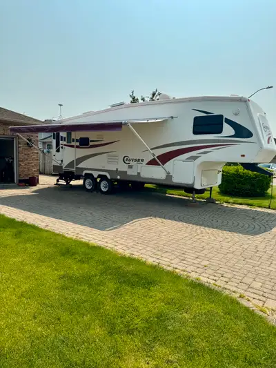 2007 Crossroads Cruiser 27’ Fifth Wheel RV Trailer All Aluminum Frame Sleeps 5 Everything works, int...