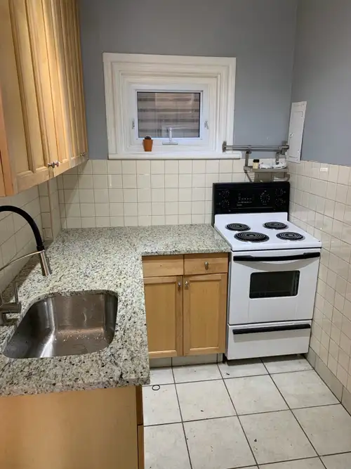Beautiful 2 bedroom apt in Sandy Hill blocks to every thing very large rooftop deck, also a veranda,...