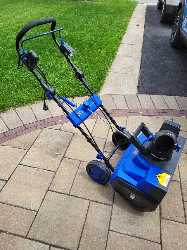 SNOWJOE 21" electric snow thrower in Snowblowers in Mississauga / Peel Region - Image 4