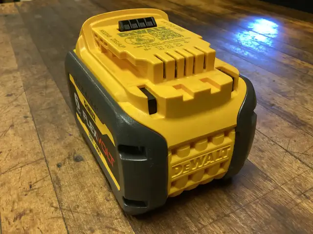 DEWALT 20v MAX/60v MAX FLEXVOLT 6.0 AH BATTERY in Power Tools in Barrie - Image 4