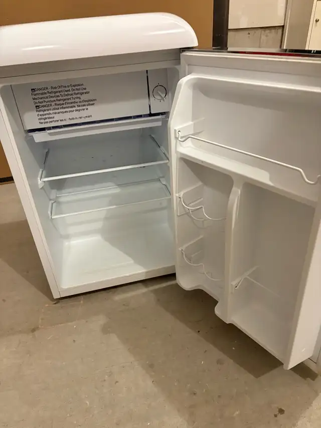 Galanz Compact Fridge in Refrigerators in London - Image 6