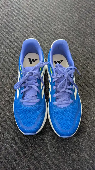 Boys Adidas Runners Size 5, View more