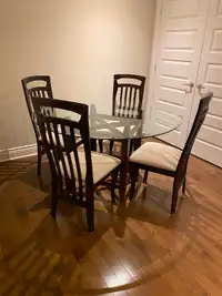 Table de salle à manger 54 pouces avec 4 chaises