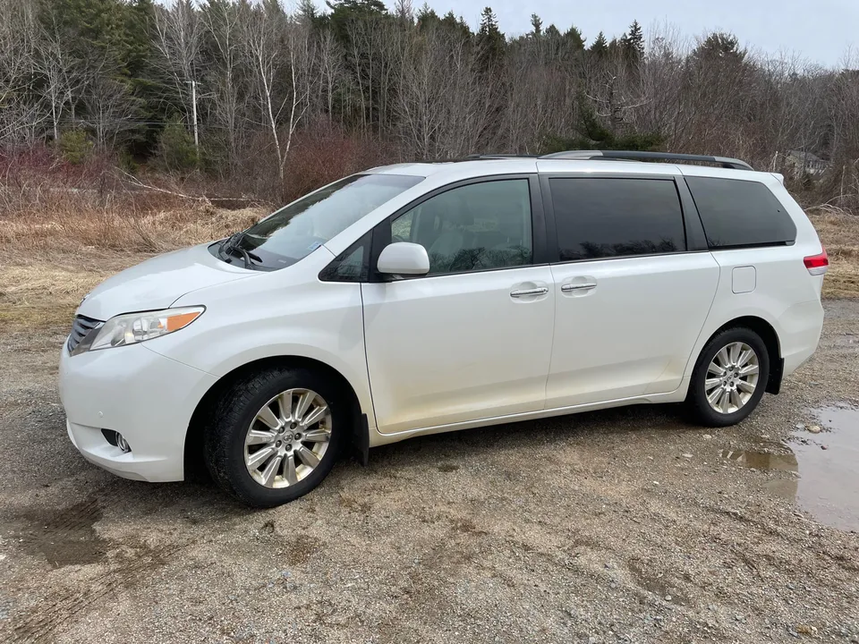 2011 awd toyota sienna