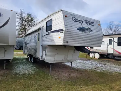 27' fifth wheel Sleeps 8 (2 bunks, 1 king, convertible table and folding couch) Heat and AC 4 piece...