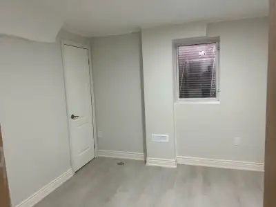 Large room with good storage available in sharing for girl roommate. Located in Oakville near South...