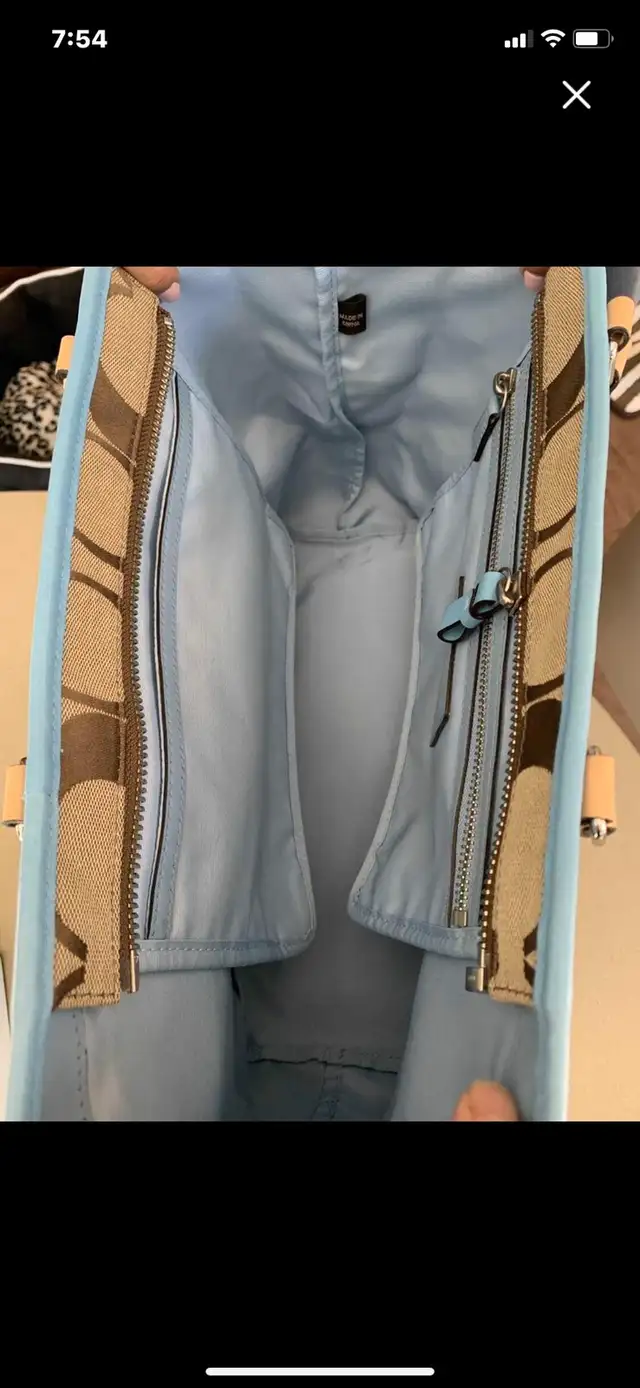 Coach Purse in Women's - Bags & Wallets in City of Montréal - Image 4