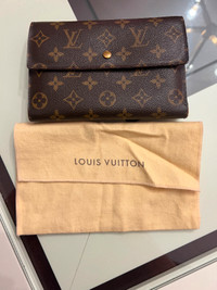 Authentic Louis Vuitton Monogram Leather Passport Wallet! Estate