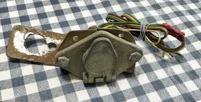 This strong,durable, di-cast metal 4pin trailer electrical connector aids in Plugging in your traile...