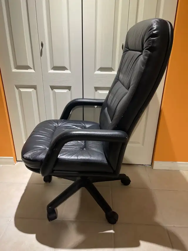 Office Chair in Chairs & Recliners in Markham / York Region - Image 3