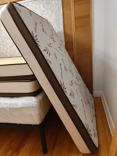 Matelas à vendre. Come to pick it up yourself!, View more