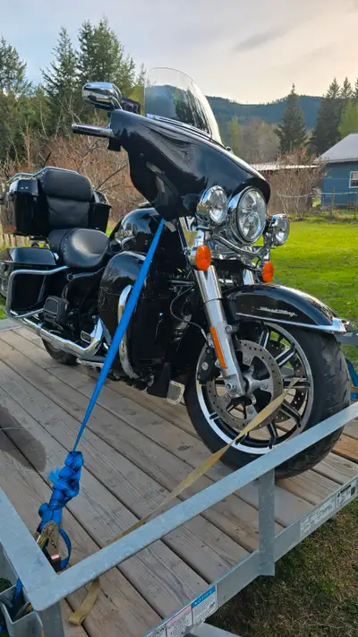 One owner 2019 Road King with 8079 kilometers . Many extras ,legend shocks ,garmin ,tour pack ,fairi...