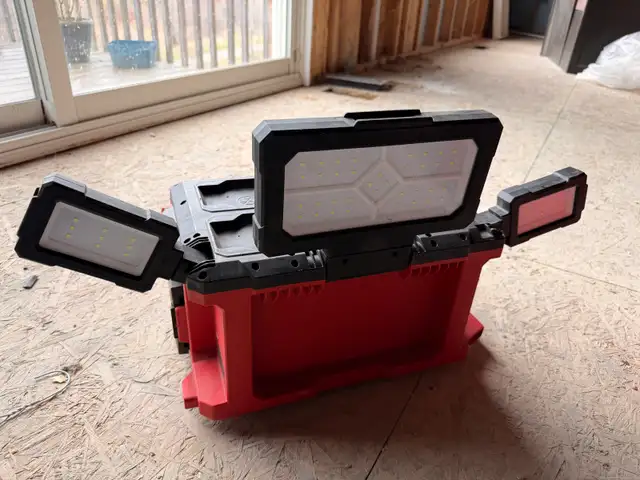 Milwaukee pack out light + charger m18  in Power Tools in Mississauga / Peel Region - Image 3