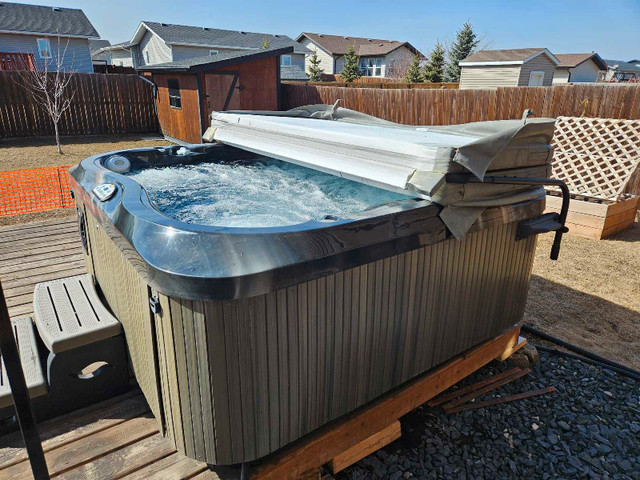Jacuzzi J365 Hot Tub in Hot Tubs & Pools in Portage la Prairie - Image 3