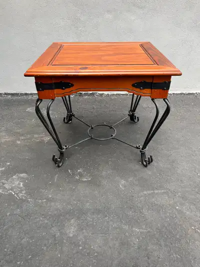 Se sont des bonnes tables très propres en bois une à support en métal ( fer forgé), très solide et s...