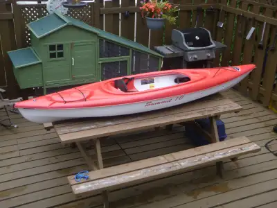 Kayak Pélican 10 pied summit tres bonne condition avec pagaie et toile de protection , valeur neuf ;...