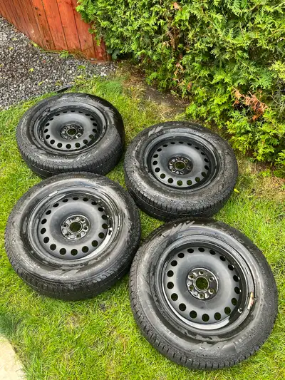 Lot de 4 roues et pneus Pirelli: - 4 roues en acier de 18 pouces neuves (seulement 1 hiver): Bolt pa...