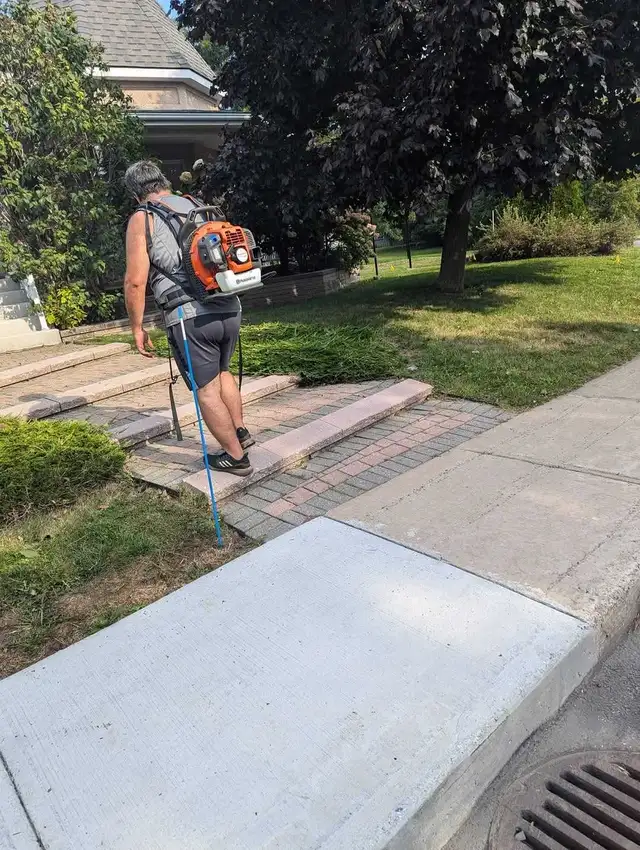 entretien paysagistes in Lawnmowers & Leaf Blowers in Longueuil / South Shore - Image 5