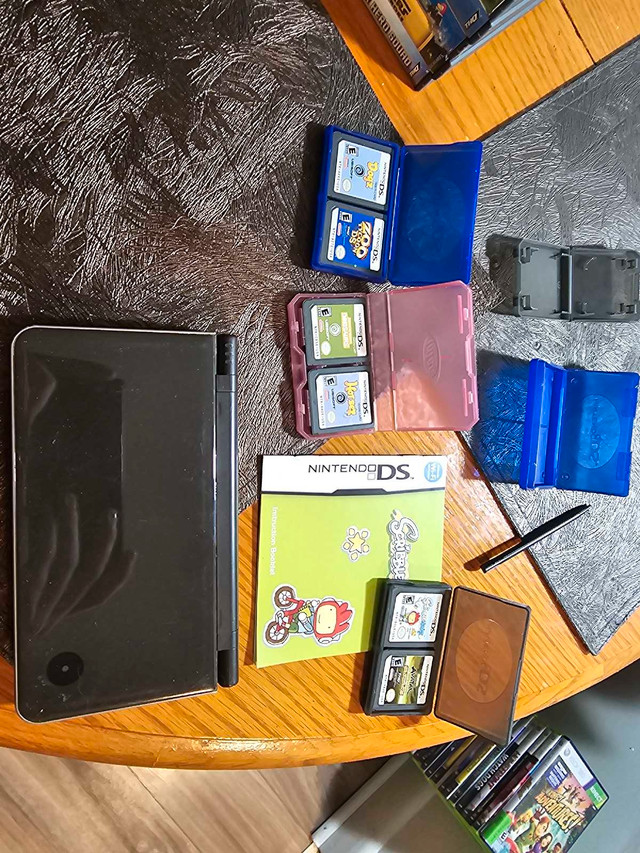 Nintendo DSI + 33 Games  in Nintendo DS in St. Catharines - Image 2