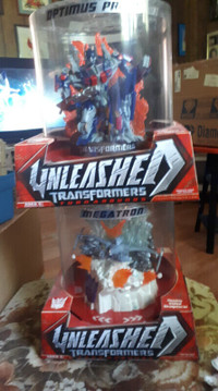 Transformer Unleashed Optimus Prime & Megatron Statues