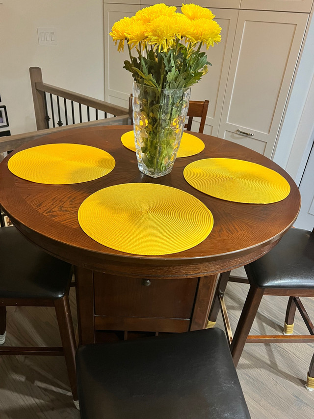 High top 40 inch  round table and chairs  dans Mobilier de salle à manger et cuisine  à Moncton - Image 3