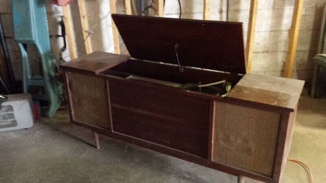 classic Stereo _ Record Player Console in Stereo Systems & Home Theatre in Leamington