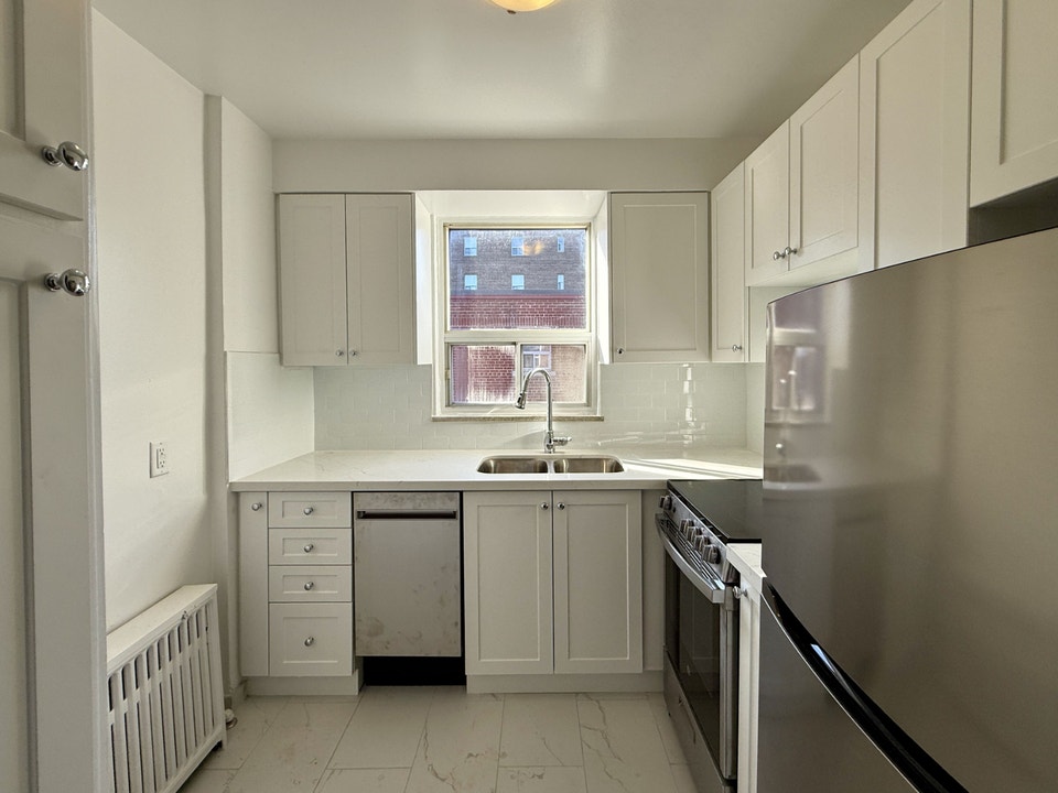 Two Bedroom apartment for rent on Bayview south of Davisville 3
