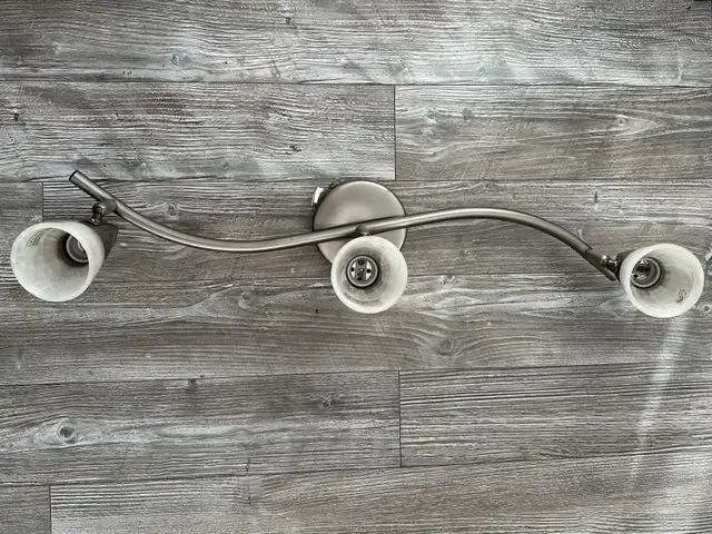 3-Light Track Fixture in Indoor Lighting & Fans in City of Halifax - Image 2