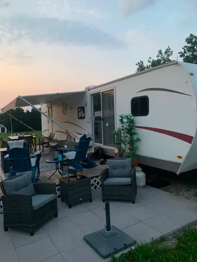 2009 Coachmen SOA 40 DSB Newly Renovated, Well Maintained Features: Heat/AC Separate bedroom Queen b...