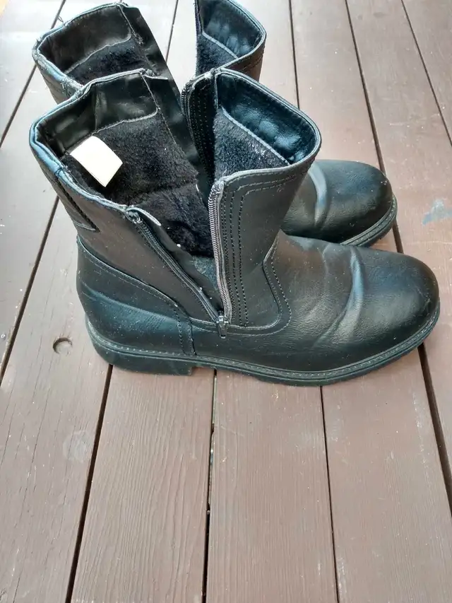men's snow boots-multiple pairs Columbia (size 10.5)  and Thins in Men's Shoes in Hamilton - Image 9