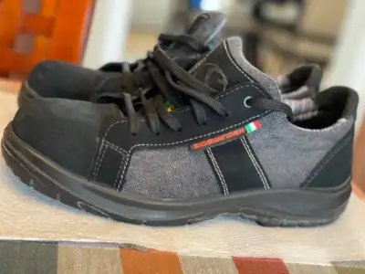 Man's safety shoes Sidewinder size 8., View more