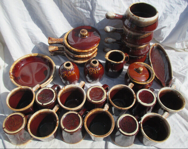 Vintage Hull McCoy USA Brown Drip Dinnerware Pottery 30pcs in Arts & Collectibles in Stratford
