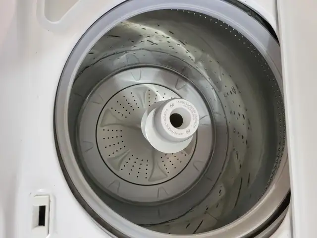 Whirlpool washer and dryer set  5 years old great working machin in Washers & Dryers in Summerside - Image 4