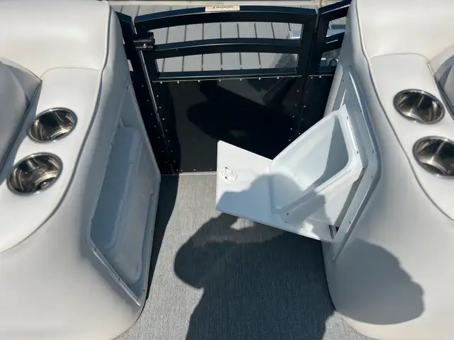 JC Pontoon in Powerboats & Motorboats in Barrie - Image 7