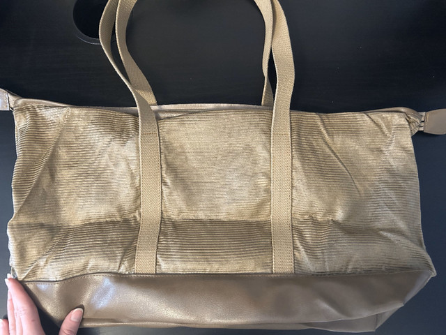 Authentic Vintage Yves Saint Laurent Noevir Duffle Travel Bag in Women's - Bags & Wallets in Hamilton - Image 2