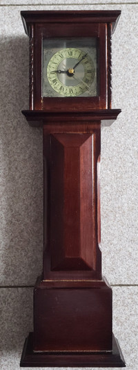 1991 MINI GRANDFATHER CLOCK 13" / HORLOGE MINIATURE - EXCELLENT