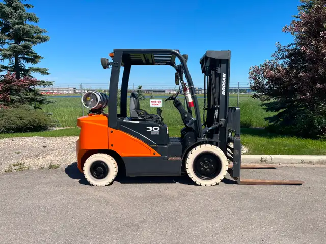6000 lb Doosan G30-7 Used LPG Warehouse Gas Propane Forklift in Other in Saskatoon - Image 2