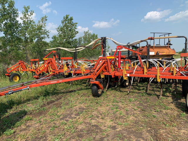 40’ Bourgault 8800 airseeder/138 tank. Can sell Cultivator separ in Other Business & Industrial in Saskatoon