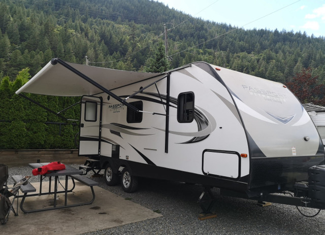 2017 keystone passport ultra lite travel trailer for sale  in Travel Trailers & Campers in Burnaby/New Westminster - Image 3