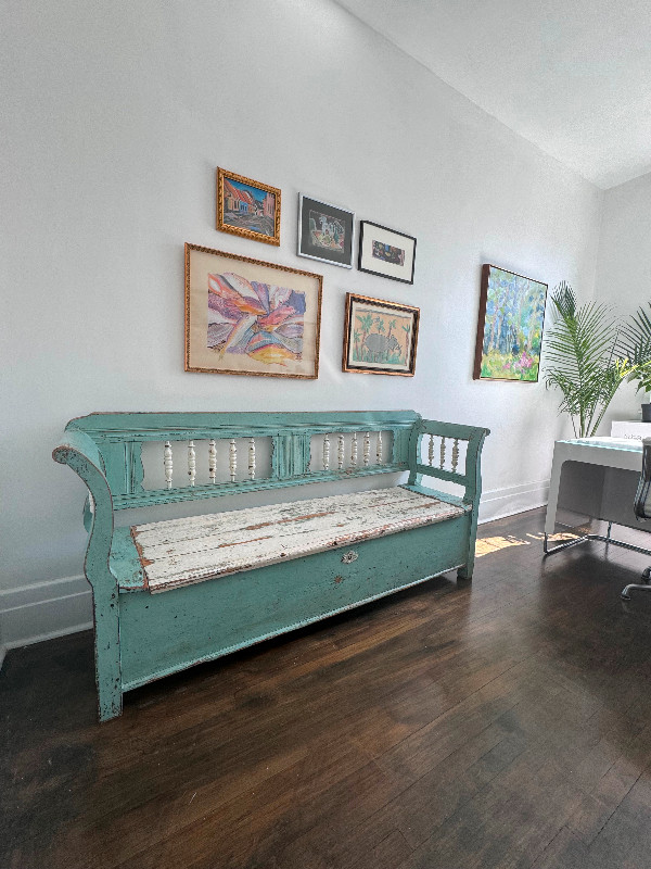 Antique Pine Hungarian Storage Bench With Old Blue & White Paint dans Art et objets de collection  à Ville de Montréal - Image 2