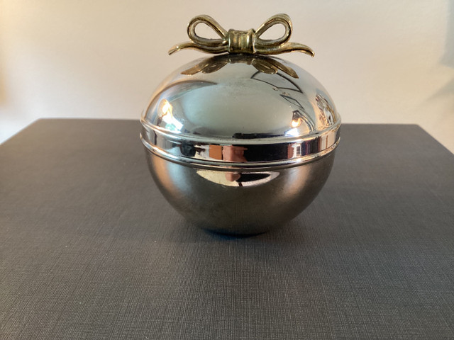 Vintage Silver Plated Trinket Box with Bow Sphere Ball Orb dans Décoration intérieure et accessoires  à Ouest de l’Île