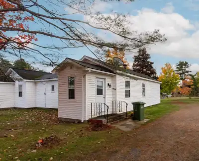 FOR RENT - 1 bedroom duplex in Greenwood